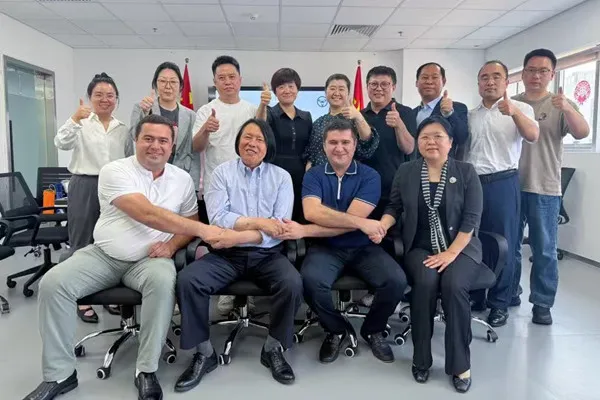 Anche参加了Caseia-Aircuz签署仪式，以共同形状中亚的汽车售后市场
